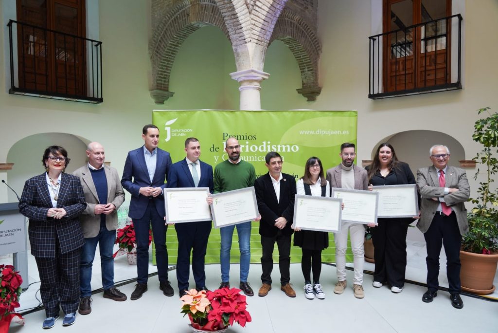 Alfonso Fernández, en el centro, recoge su premio